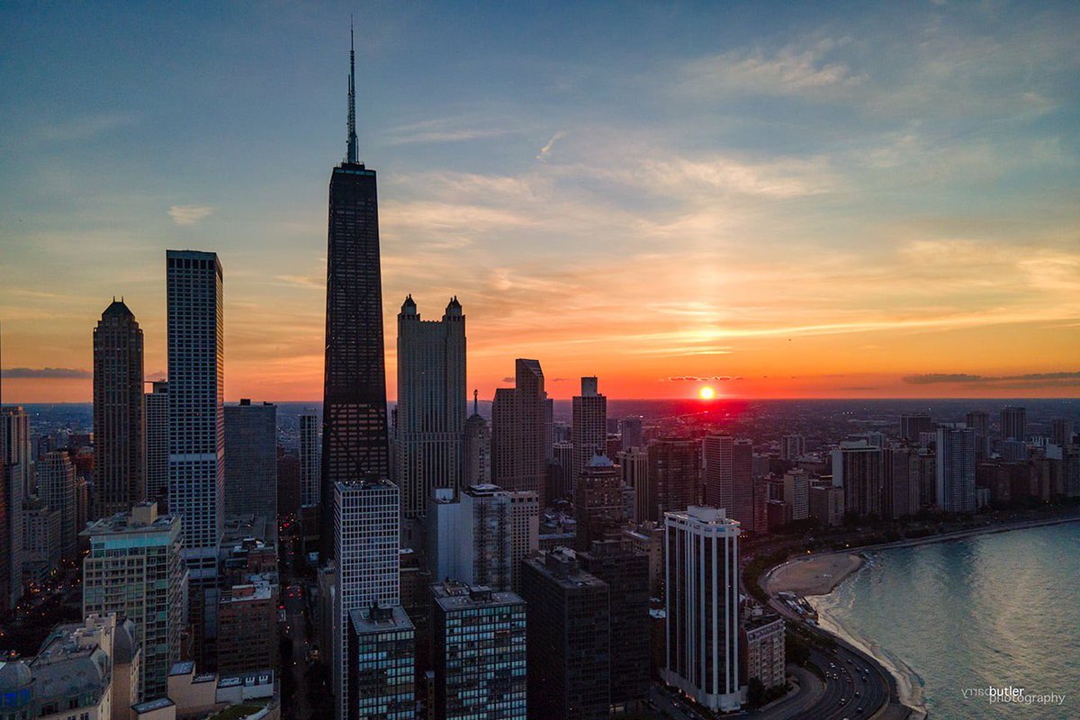 barrybutler9's tweet photo. Last light on Thursday in Chicago.  #weather #sunset #chicago #ilwx https://t.co/3CuIb87T5F