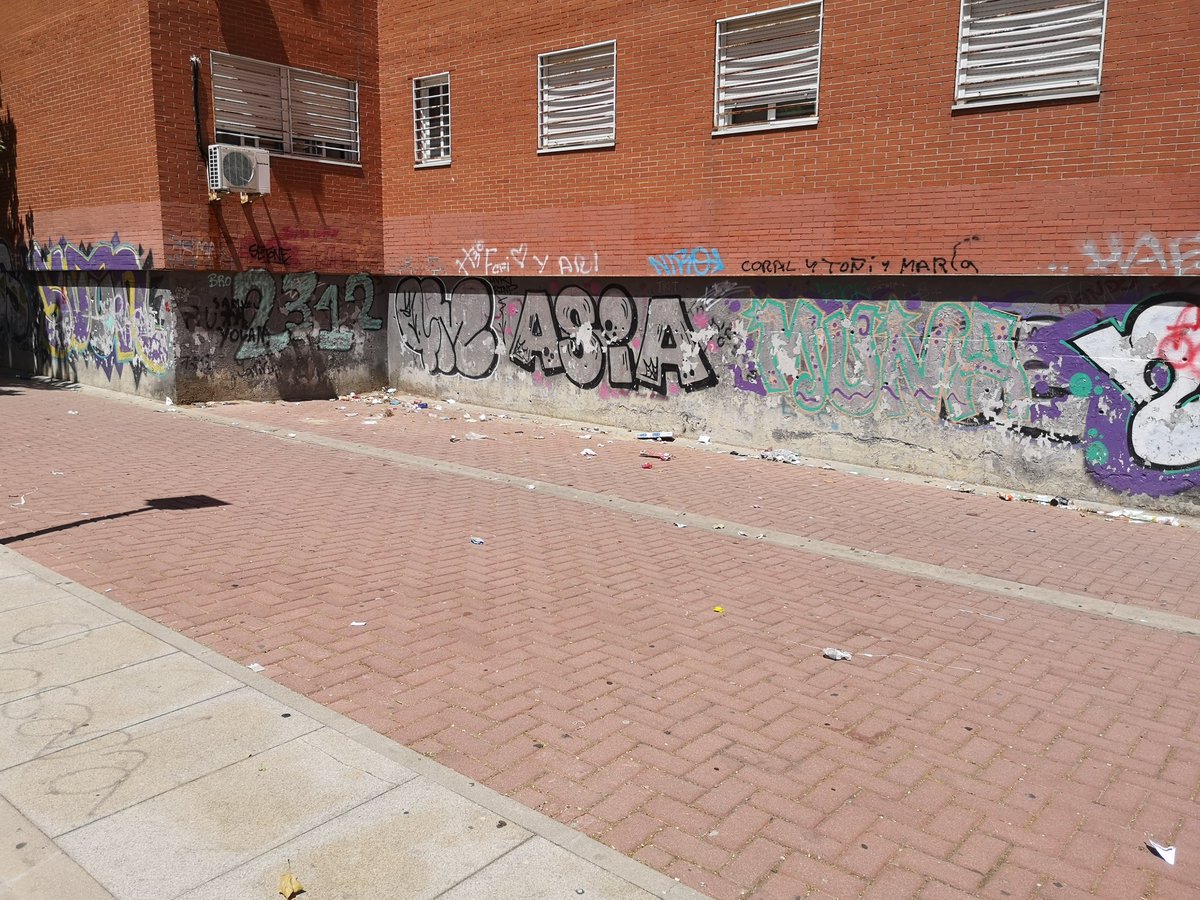 SanchoSomalo's tweet photo. . @Lineamadrid Buenas, tal como me indicáis, os informo con este hastag de que el barrio de Alto de San Isidro de Carabanchel está en una situación de abandono de limpieza y jardines absoluta.
#SYRLM https://t.co/4EFWF9gFRK