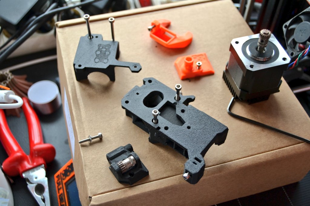 de3dprintman's tweet photo. Today I installed some nice #Fiberthree Carbon Filled #Polycarbonate filament extruder parts on my #Prusai3MK3S Bear edition. I already installed them on my Original Prusa i3 MK3S with #MMU2S by @Prusa3D and they are amazingly strong and much lighter than the standard PETG parts. https://t.co/pTXpfMAxsL