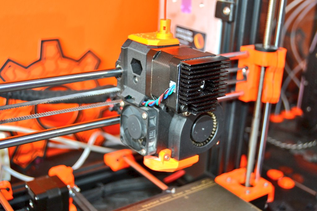 de3dprintman's tweet photo. Today I installed some nice #Fiberthree Carbon Filled #Polycarbonate filament extruder parts on my #Prusai3MK3S Bear edition. I already installed them on my Original Prusa i3 MK3S with #MMU2S by @Prusa3D and they are amazingly strong and much lighter than the standard PETG parts. https://t.co/pTXpfMAxsL