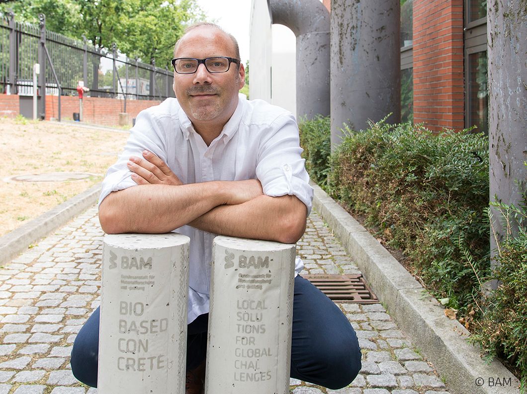 BAMResearch's tweet photo. Heutiger Hörtipp🎧: #Wissenschaftspodcast #Synapsen @NDRinfo „Moosdecken, Windschneisen &amp; #Biobeton“ zu #Klimawandel &amp; Städtebau mit @ConcreteWolfram #BAMResearch: „Der Baustoff #Beton ist ein unglaublich großer Hebel für den globalen #Co2-Fußabdruck“ 
▶️https://t.co/ExybhGqiID https://t.co/nLc2VGGTqv