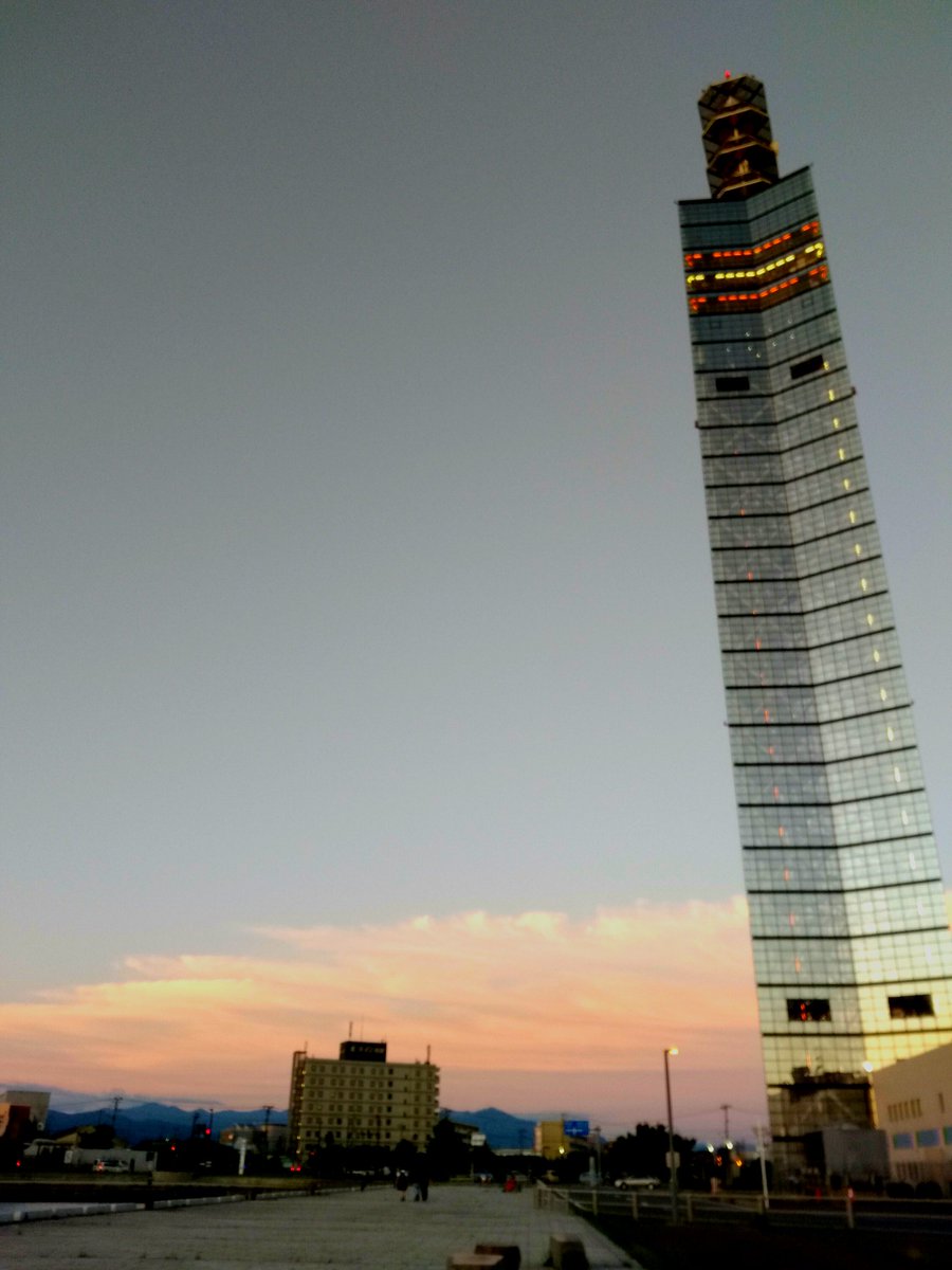 1126yukishibu's tweet photo. 晴れたのでまた来ました秋田港😃
夕日が間に合うか微妙でしたが明日からは雨予報なので出発🚗
残念ながら到着した時はもう日が沈んだ後でした😓
到着前運転中に見えた夕日が綺麗でした😊
#秋田港　#PL42 　#さっきの空 https://t.co/8zZ4LmiUkn