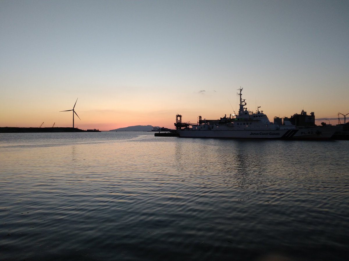 1126yukishibu's tweet photo. 晴れたのでまた来ました秋田港😃
夕日が間に合うか微妙でしたが明日からは雨予報なので出発🚗
残念ながら到着した時はもう日が沈んだ後でした😓
到着前運転中に見えた夕日が綺麗でした😊
#秋田港　#PL42 　#さっきの空 https://t.co/8zZ4LmiUkn