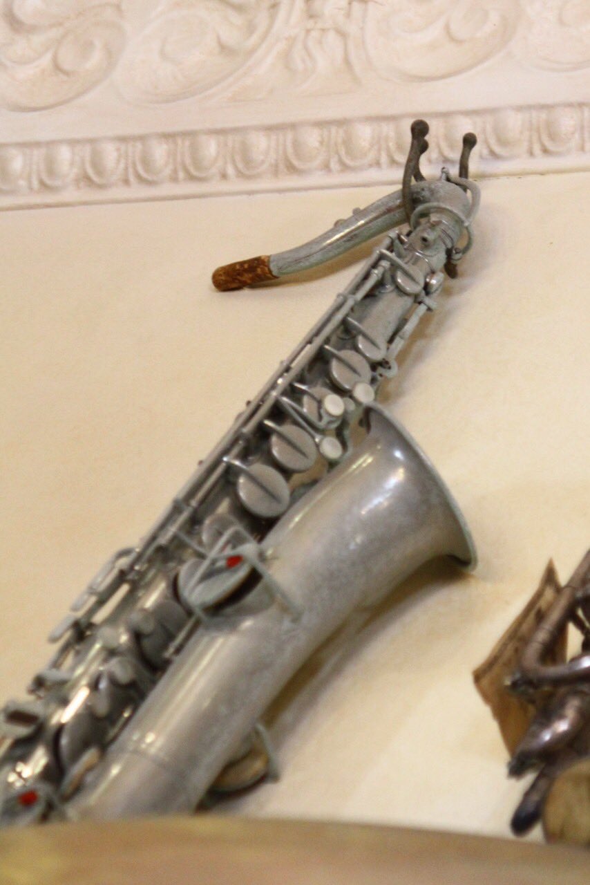 伊藤聖 Satoshi Ito No Twitter サックス吹きらしく プロップスの元ネタ というか本物 ディズニーシーの マクダックスデパートメントストアの質屋エリアにあるサックス 1 2 アルトサックスは Conn 16m Shooting Star 3 リガチャーはメイヤータイプ そしてテナー