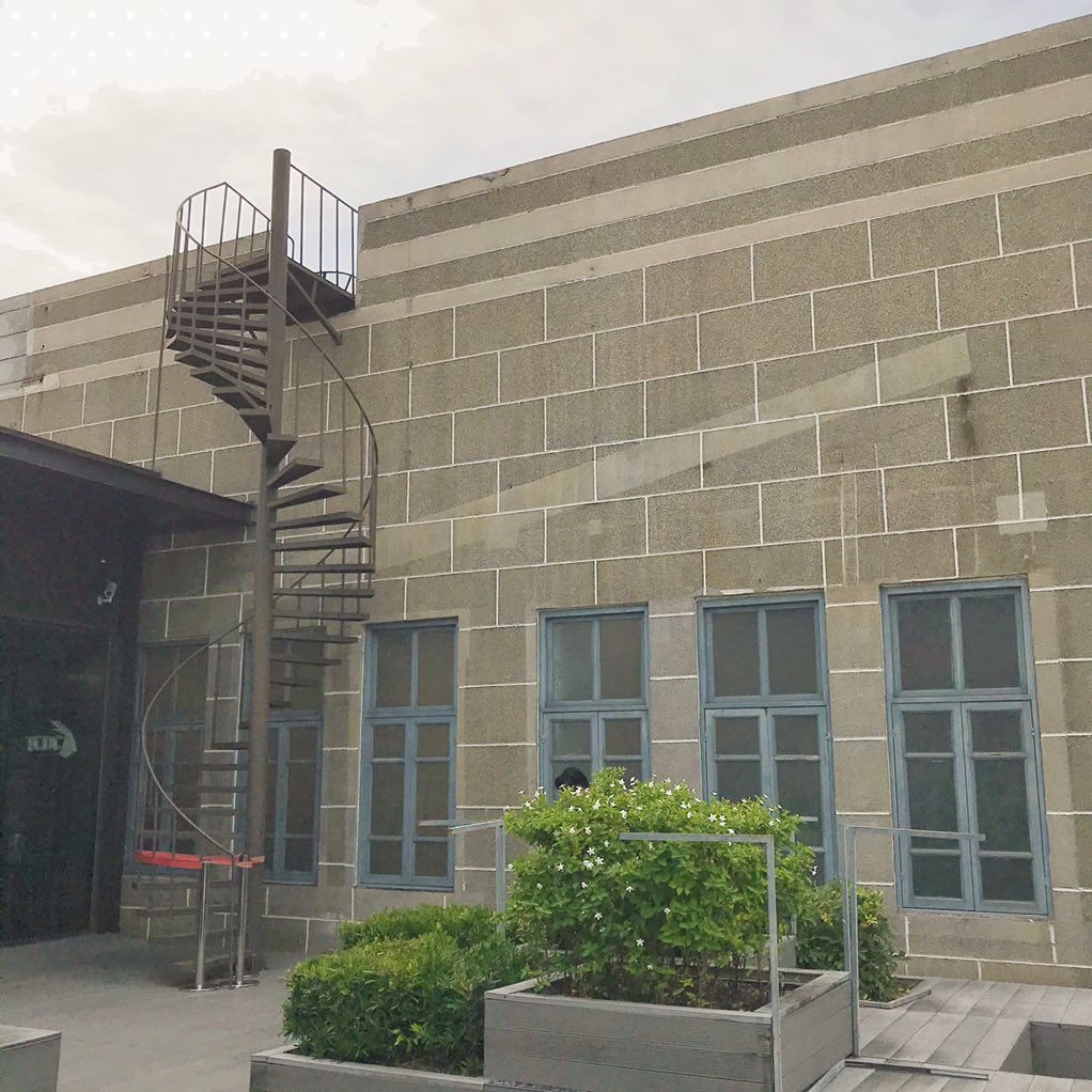 พึ่งเคยไปไปรษณีย์กลางครั้งแรกคือสวยมากๆๆๆๆเหมือนอยู่ต่างประเทศเลยเขาให้เข้าชมข้างในฟรีด้วยนะไม่รู้ว่าฟรีตลอดหรือแค่ช่วงนี้แต่สวยจริงๆข้างบนจะมีดาดฟ้าให้ถ่ายรูปสวยๆอีกด้วย