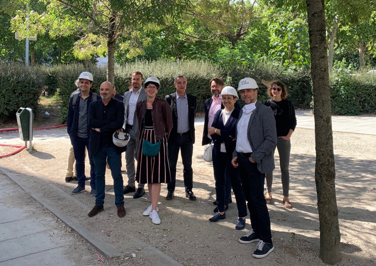 EstMetropoleHab's tweet photo. [Réhabilitation innovante🏗️] Ds le cadre du PPH, visite des travaux sur Noirettes et Gd Bois @vaulxenvelin69 avc @grandlyon @GrandLyonHab @LMHabitat. Pose de panneaux de façade préfabriqués sur 1000 lgts : une 1ère en France et en Europe @EnergiesprongFR @GreenFlex https://t.co/OQfAyP2QdS