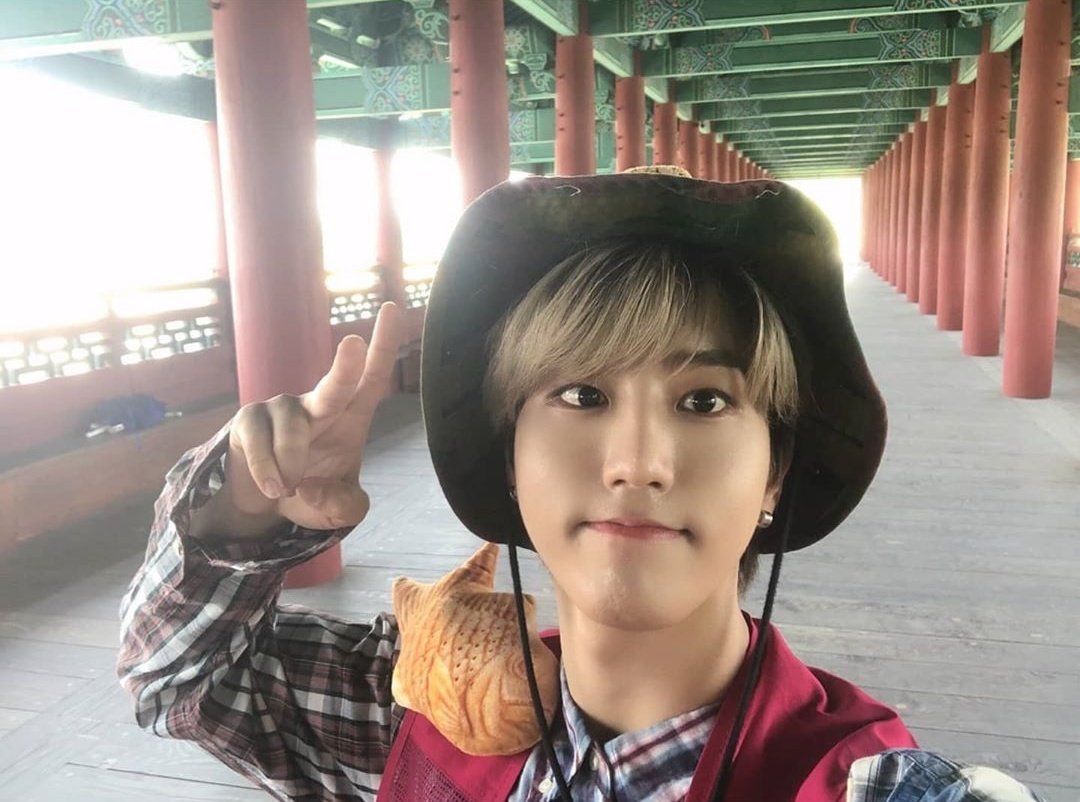 StrayKidsGlobal's tweet photo. [200717 IG UPDATE] 1/2

Trans:
"<Breaking News>
Stray Kids behind picture
Is there anything that SKZ Han can't pull off?
How can he pull off everything??
#Sorry #ImBoredSo #ITried #ThisConcept
#FindingSKZ #LoveYou"

@Stray_Kids #StrayKids #스트레이키즈 #STAY https://t.co/MqjIaDIhFK