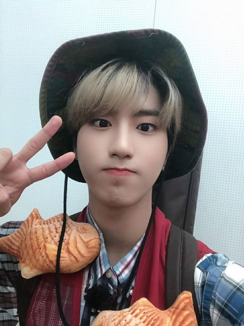 StrayKidsGlobal's tweet photo. [200717 IG UPDATE] 2/2

Trans:
"<Breaking News>
Stray Kids behind picture
Is there anything that SKZ Han can't pull off?
How can he pull off everything??
#Sorry #ImBoredSo #ITried #ThisConcept
#FindingSKZ #LoveYou"

@Stray_Kids #StrayKids #스트레이키즈 #STAY https://t.co/2cPdYA1C21