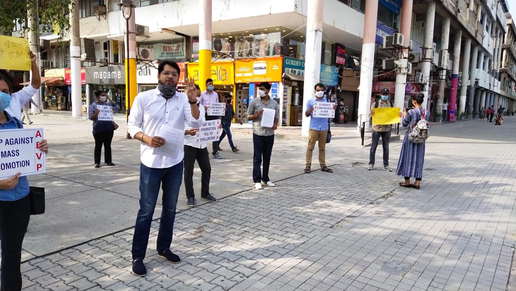 ABVPVoice's tweet photo. ABVP Punjab had given an open challenge to all the student organisations to discuss or debate on the recent UGC guidelines. None of the organisation or their activists turned up exposing their own hidden agenda. Karyakartas of @ABVPPunjab explained the UGC guidelines to students. https://t.co/zq8CEj9wrj