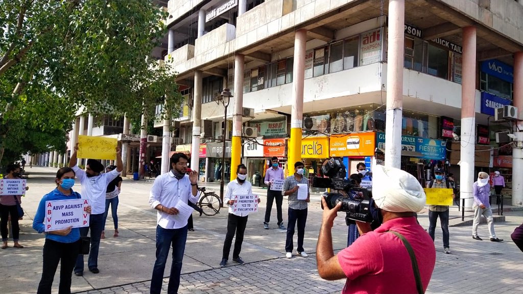 ABVPVoice's tweet photo. ABVP Punjab had given an open challenge to all the student organisations to discuss or debate on the recent UGC guidelines. None of the organisation or their activists turned up exposing their own hidden agenda. Karyakartas of @ABVPPunjab explained the UGC guidelines to students. https://t.co/zq8CEj9wrj