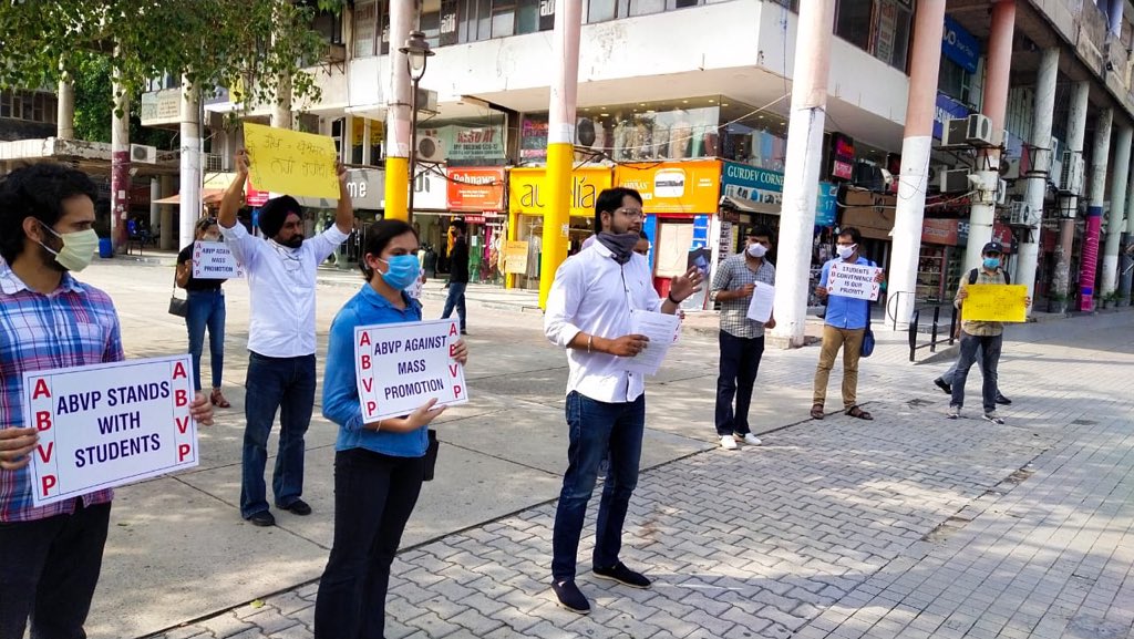 ABVPVoice's tweet photo. ABVP Punjab had given an open challenge to all the student organisations to discuss or debate on the recent UGC guidelines. None of the organisation or their activists turned up exposing their own hidden agenda. Karyakartas of @ABVPPunjab explained the UGC guidelines to students. https://t.co/zq8CEj9wrj