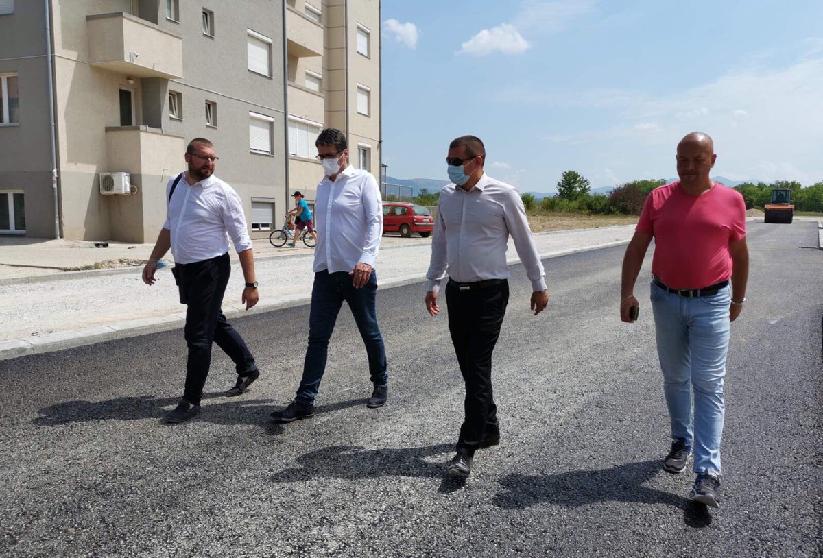 До понедељка и улица Франца Винтера на Пантелеју биће завршена, заједно са тротоарима и паркинг простором и осветљењем. Један за другом решавамо проблеме грађана из овог новог насеља и брзо ћемо, надам се,  уредити читав овај простор и дати му изглед какав и заслужује. ДБ