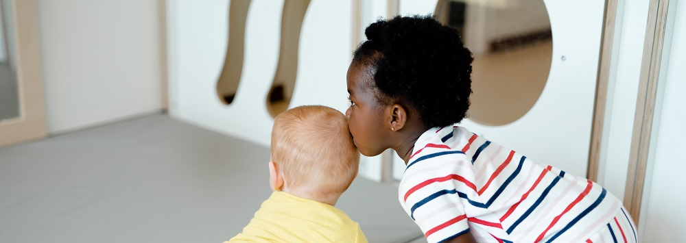 Je baby is ineens geen baby meer! Staan, lopen, eerste woordjes: de wereld wordt elke dag een beetje groter en je kind wordt steeds onafhankelijker en zelfstandiger. Onze pedagoog Nicole schreef er een persoonlijk blog over: bit.ly/30ltZI0