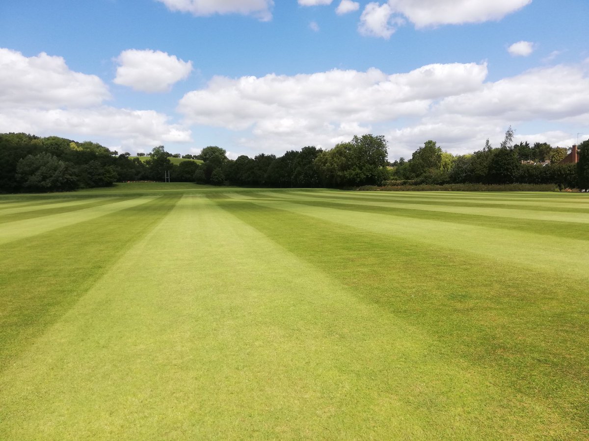 BIGbezz76's tweet photo. This is why I love my job how beautiful does that look job satisfaction right there 👌 #GroundsmanLife #BloxhamSchool #Jacobsen #2ndField #CortingtonLane https://t.co/KSiPlAHwh5