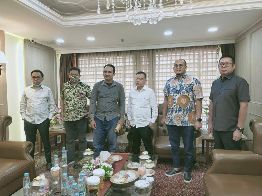 habiburokhman's tweet photo. Sore ini bersama Waka DPR menerima rekan2 pekerja Pelindo yg mencari keadilan https://t.co/pjZ0BPUCkU