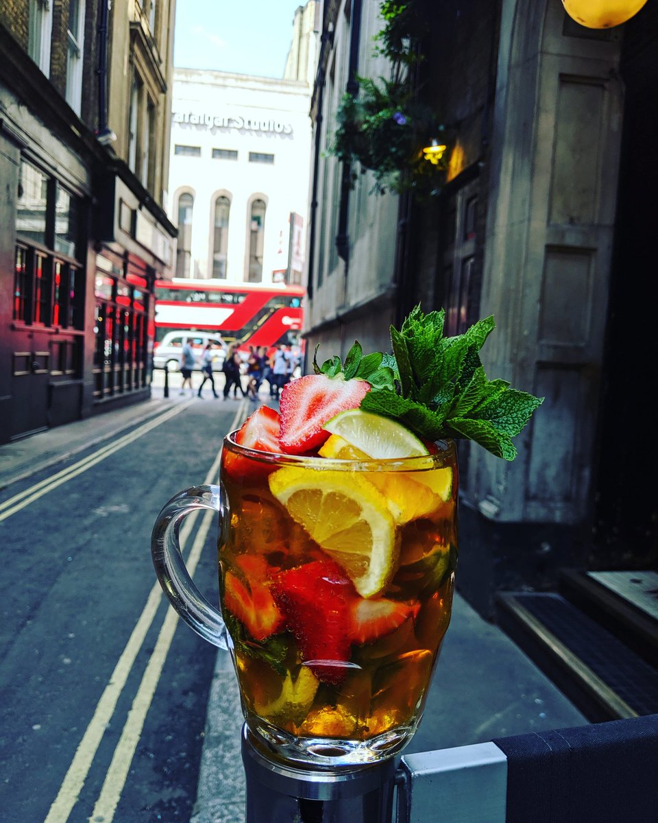 WEEKEND CHECKLIST:
•glorious weather
•great drinks
•outdoor space
•Walkers of Whitehall

Opened from 12-8pm
#drinks #cocktails #trafalgarsquare #runtowalkers