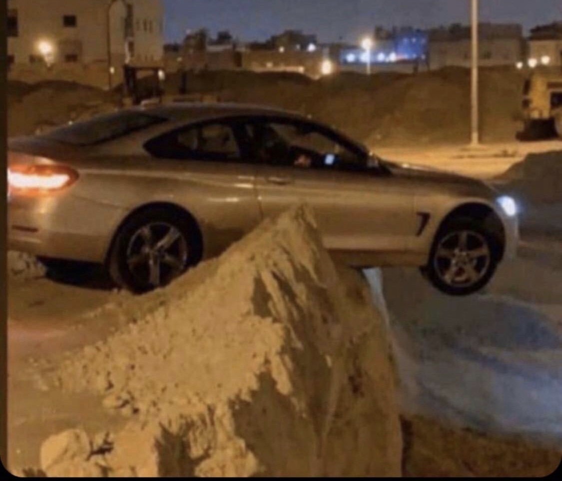 Bo3dnan84's tweet image. 👩🏽‍🦰: الوو يبا
👴🏽: هلا بنيتي
👩🏽‍🦰: سيارتي تبي تنتحر