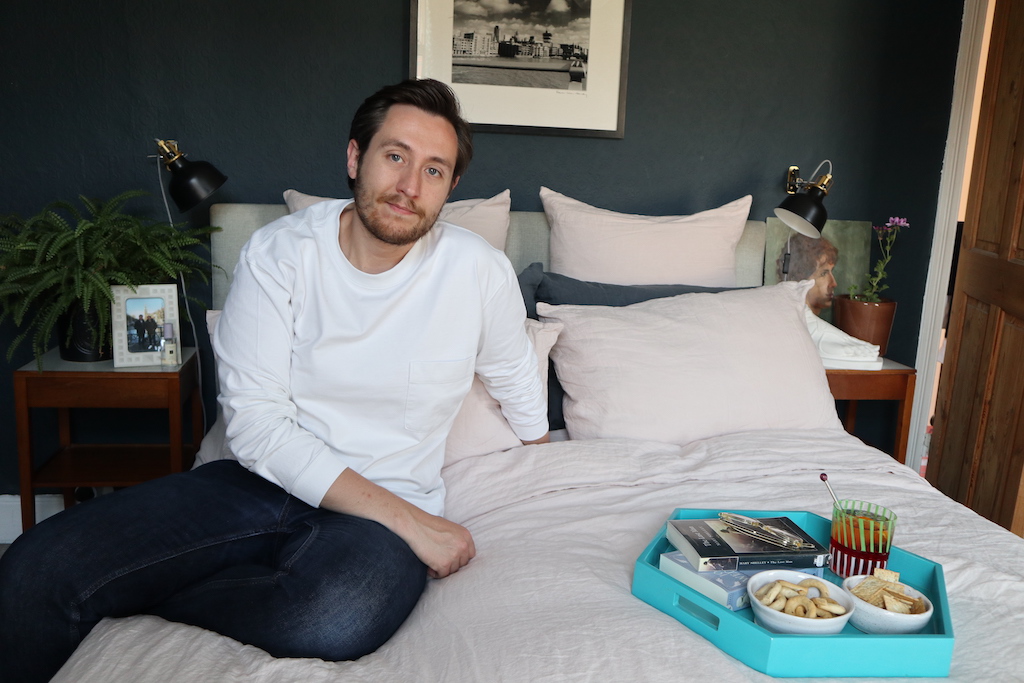 We chat to former Associate Style Editor at GQ @nickcarvell about creating an 'off-the-clock' sanctuary and his newfound appreciation for a Campari and tonic at six 'o' clock on the dot. 🍊

bedfolk.com/blogs/pillowta…
