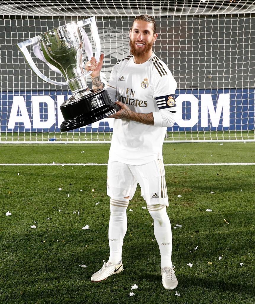SergioRamos's tweet photo. Estoy muy orgulloso de este título. Porque a la victoria, en el fútbol y en la vida, se llega así: luchando juntos hasta el final. Mi recuerdo especial a todos nuestros aficionados fallecidos o que hayan perdido a seres queridos por el maldito virus. Va por vosotros.
#HalaMadrid https://t.co/vyQeERTyDU