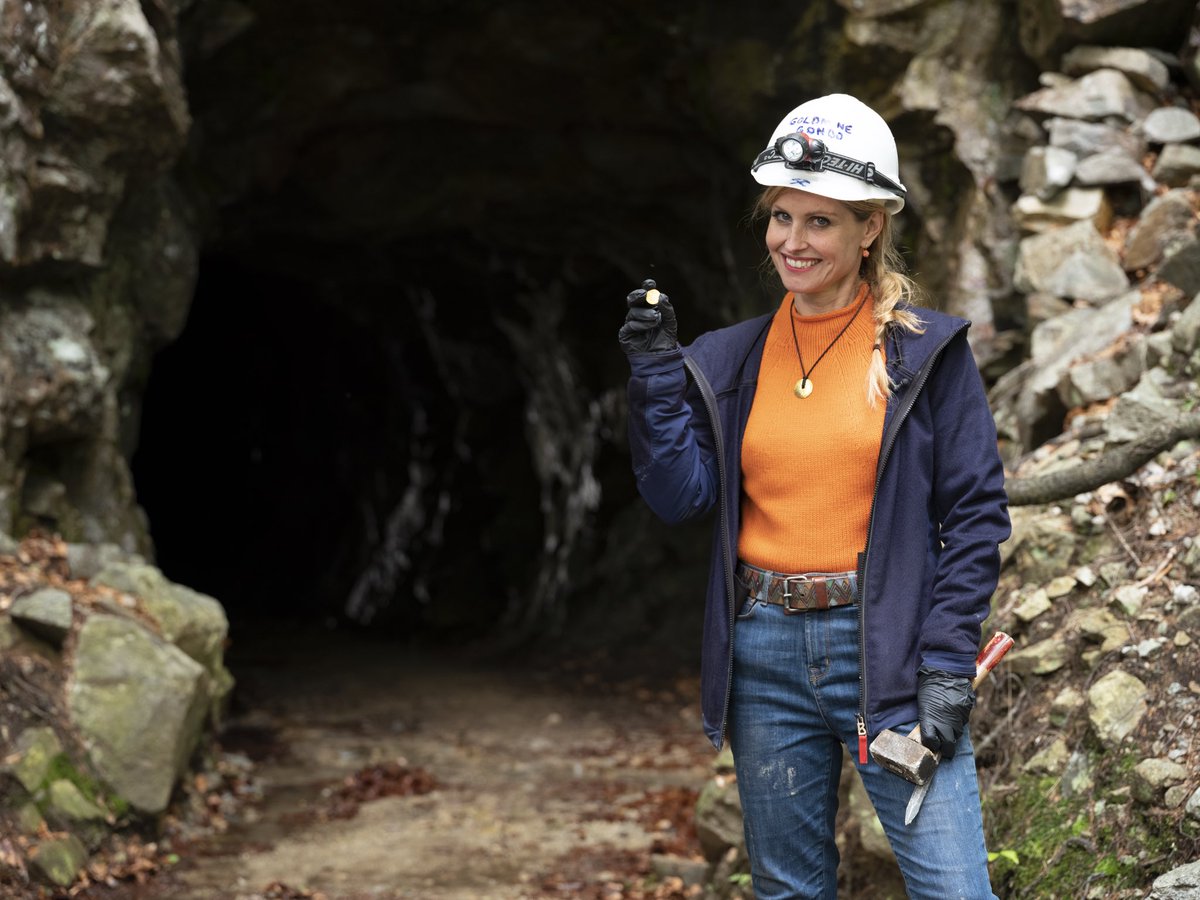Ein #Goldvreneli aus echtem Gondogold. Es gibt nur 73 solche Münzen. Faszinierend! ⛏💰
#goldrausch #gondo #simplon #simplonpass 3.-7.8. 19h und 12.8. 20h @SRF1