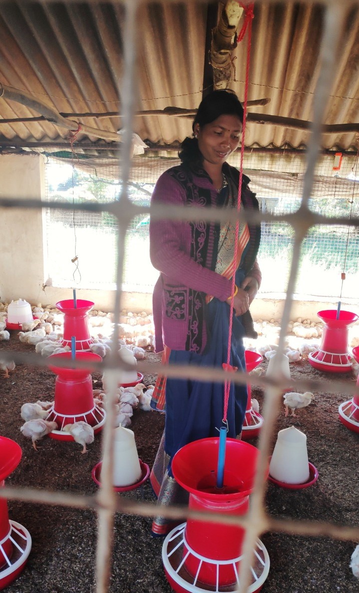 CIIFoundation's tweet photo. Daughter of Adivasi wage labourers,CIIF #WomanExemplar Chandrakali overcame poverty w/ meager #SHG savings, went on to set up #microenterprises that enable people to lift themselves out of poverty,and has impacted 6⃣0⃣0⃣0⃣ Adivasi #women
#WomenLeaders #Enterprise @bharat_radhika https://t.co/dZGjZ1f4GK