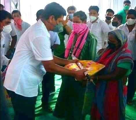 BJD4Jspur's tweet photo. ତିର୍ତୋଲ ବିଧାୟକ ସ୍ବର୍ଗତ ବିଷ୍ଣୁ ଦାସଙ୍କ ଏକାଦଶାହ ଉପଲକ୍ଷେ ଅଶ୍ରୁଳ ଶ୍ରଦ୍ଧାଞ୍ଜଳି ଦେଇଥିଲେ।ବିଜୟ ଶଙ୍କର ଦାସଙ୍କ ସହ କିଛି ଲୋକଙ୍କୁ ଖାଦ୍ୟ,ବସ୍ତ୍ର ଏବଂ ଛତା ବଣ୍ଟନ କରିଥିଲେ ରାଜ୍ୟ ବିଜେଡ଼ି ସାଙ୍ଗଠନିକ ସମ୍ପାଦକ ଶ୍ରୀ @pranabpdas,ବିଧାୟକ ଶ୍ରୀ ଅତନୁ ସବ୍ୟସାଚୀ ନାୟକ ଓ ବିଧାୟକ ଶ୍ରୀ @prasanta1233।
@bjd_odisha https://t.co/PYf1uT94pl