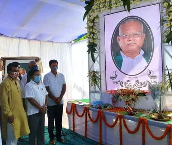 BJD4Jspur's tweet photo. ତିର୍ତୋଲ ବିଧାୟକ ସ୍ବର୍ଗତ ବିଷ୍ଣୁ ଦାସଙ୍କ ଏକାଦଶାହ ଉପଲକ୍ଷେ ଅଶ୍ରୁଳ ଶ୍ରଦ୍ଧାଞ୍ଜଳି ଦେଇଥିଲେ।ବିଜୟ ଶଙ୍କର ଦାସଙ୍କ ସହ କିଛି ଲୋକଙ୍କୁ ଖାଦ୍ୟ,ବସ୍ତ୍ର ଏବଂ ଛତା ବଣ୍ଟନ କରିଥିଲେ ରାଜ୍ୟ ବିଜେଡ଼ି ସାଙ୍ଗଠନିକ ସମ୍ପାଦକ ଶ୍ରୀ @pranabpdas,ବିଧାୟକ ଶ୍ରୀ ଅତନୁ ସବ୍ୟସାଚୀ ନାୟକ ଓ ବିଧାୟକ ଶ୍ରୀ @prasanta1233।
@bjd_odisha https://t.co/PYf1uT94pl