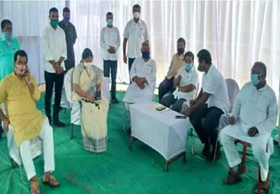 BJD4Jspur's tweet photo. ତିର୍ତୋଲ ବିଧାୟକ ସ୍ବର୍ଗତ ବିଷ୍ଣୁ ଦାସଙ୍କ ଏକାଦଶାହ ଉପଲକ୍ଷେ ଅଶ୍ରୁଳ ଶ୍ରଦ୍ଧାଞ୍ଜଳି ଦେଇଥିଲେ।ବିଜୟ ଶଙ୍କର ଦାସଙ୍କ ସହ କିଛି ଲୋକଙ୍କୁ ଖାଦ୍ୟ,ବସ୍ତ୍ର ଏବଂ ଛତା ବଣ୍ଟନ କରିଥିଲେ ରାଜ୍ୟ ବିଜେଡ଼ି ସାଙ୍ଗଠନିକ ସମ୍ପାଦକ ଶ୍ରୀ @pranabpdas,ବିଧାୟକ ଶ୍ରୀ ଅତନୁ ସବ୍ୟସାଚୀ ନାୟକ ଓ ବିଧାୟକ ଶ୍ରୀ @prasanta1233।
@bjd_odisha https://t.co/PYf1uT94pl