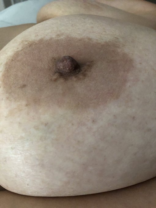 Who loves big titties? https://t.co/pipdBk9dq1
