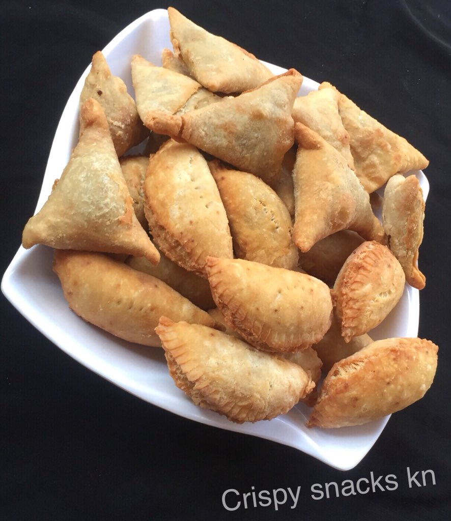 crispy_kn's tweet photo. Hlo Twitter 👋let me bless you up with this meaty meatpie and samosas 😋
this mrng😌

It can be yours ooo all you need to do is give us a call and we are available always to serve you the best😉

We are also available to cater for your events.
Location:kano 
Contact:07040486210 https://t.co/BPfLfu2tRr