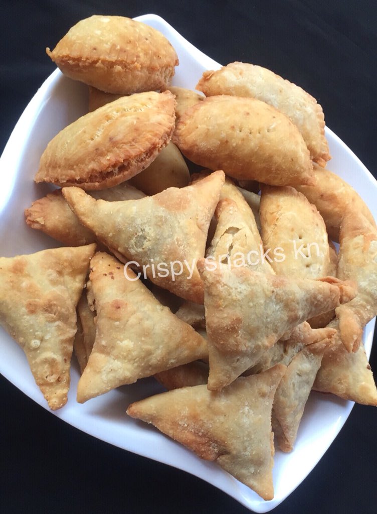 crispy_kn's tweet photo. Hlo Twitter 👋let me bless you up with this meaty meatpie and samosas 😋
this mrng😌

It can be yours ooo all you need to do is give us a call and we are available always to serve you the best😉

We are also available to cater for your events.
Location:kano 
Contact:07040486210 https://t.co/BPfLfu2tRr