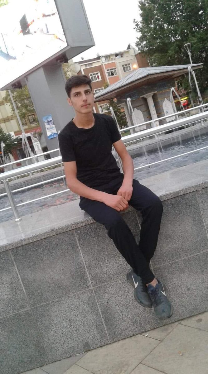 Bursa'nın Gürsu ilçesindeki şehir pazarında hakarete uğrayan Suriyeli bir kadını savunduğu için 17 yaşındaki Suriyeli mülteci Hamza 4 Türk vatandaşı tarafından dövülerek öldürülmüş. Yeter artık! 
Irkçılar ve ırkçılık propagandası yapanlar cezalandırılsın.