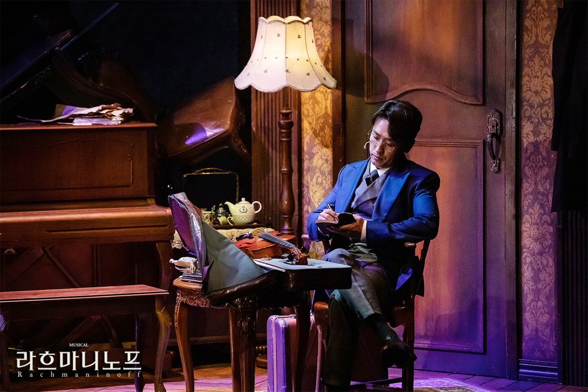 HJCULTURE's tweet photo. 강한 발매의지.
다른 업무가 되지 않는다.
공지는 없었지만 사실은 엄청
신경 쓰는 것처럼 보이고,
무언가에 몰두하는 것처럼 보이지만
사실은 서프라이즈 생각 뿐인 것 같다.

"인사가 많이 늦었네요. 
뮤지컬 라흐마니노프 실황DVD입니다.
그리운 이름의 MD죠?"🎻🎹

#뮤지컬 #라흐마니노프 #DVD발매 https://t.co/cNrzvIC1RA
