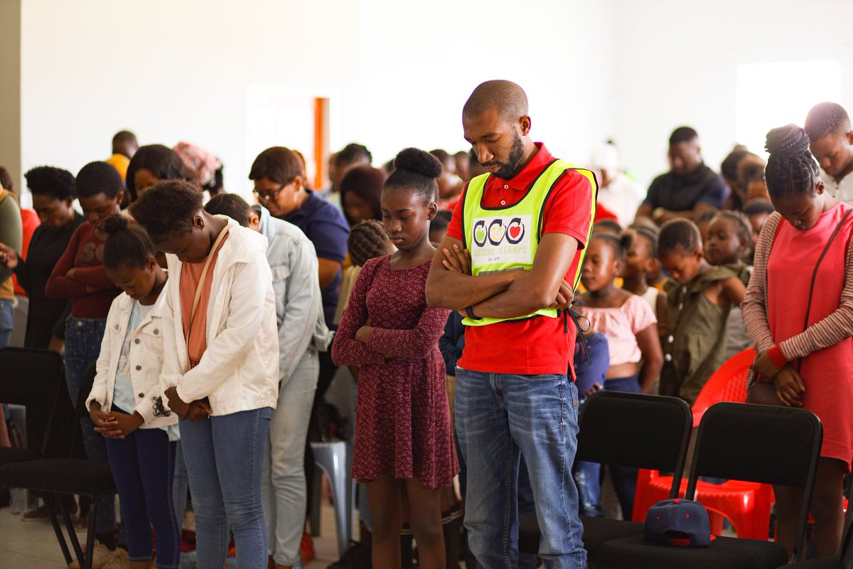 RaisingGiants's tweet photo. "To get nations back on their feet, we must first get down on our knees." - Billy Graham
___
#RaisingGiants #MakeADifference #5milliondreams #COVID19 #MandelaDay2020 #MandelaEffect https://t.co/wRuvgtJtXR