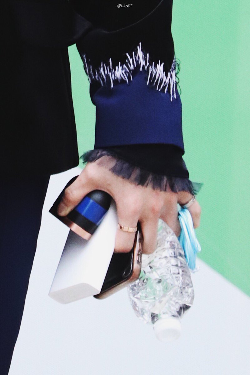 mxgiLas's tweet photo. nothing is impossible with hwang hyunjin's hands https://t.co/4TB0h10JCI