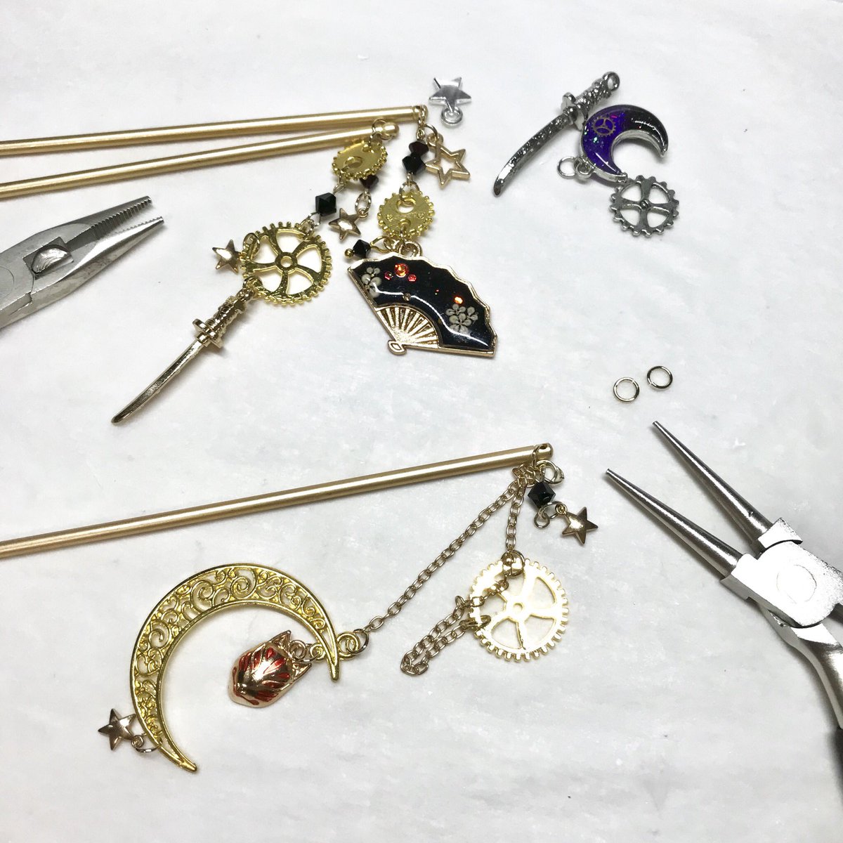 ReiArtistryclay's tweet photo. Making new kanzashi hair sticks!! I’m going back to my Japanese steampunk style so follow me if you’re interested!
#wasteam #steampunk #japanese #handmade https://t.co/eCN5q2mEqB
