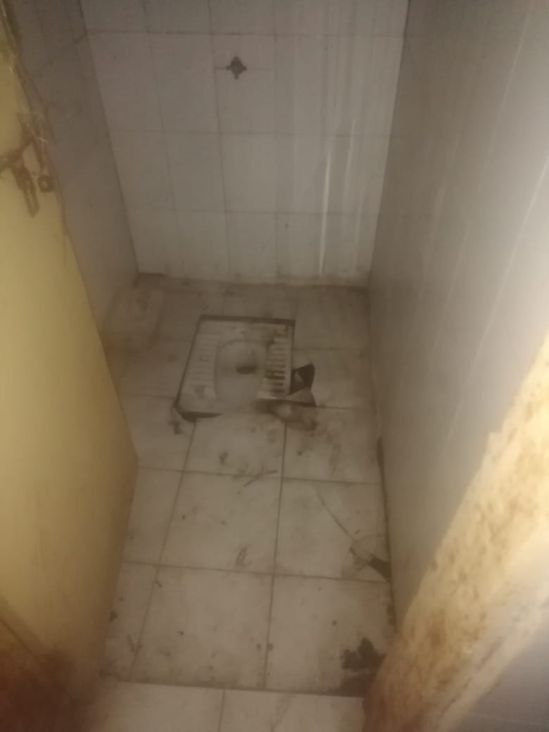 Shubham9J5's tweet photo. ये हालात लक्ष्मणगढ के कॉरोना क्वारंटाईन सेन्टर की जहाँ मेरे पिता श्री राकेश कुमार जैन, बड़ौदामेव निवासी जिला अलवर,301001 को खांसी के कारण कल दोपहर एक बजे  क्वारंटाइन किया गया.

@narendramodi @ashokgehlot51 @DrKirodilalBJP @byadavbjp @kcvenugopalmp @NeerajDangiINC @PManmohansingh https://t.co/Volln2UkmQ