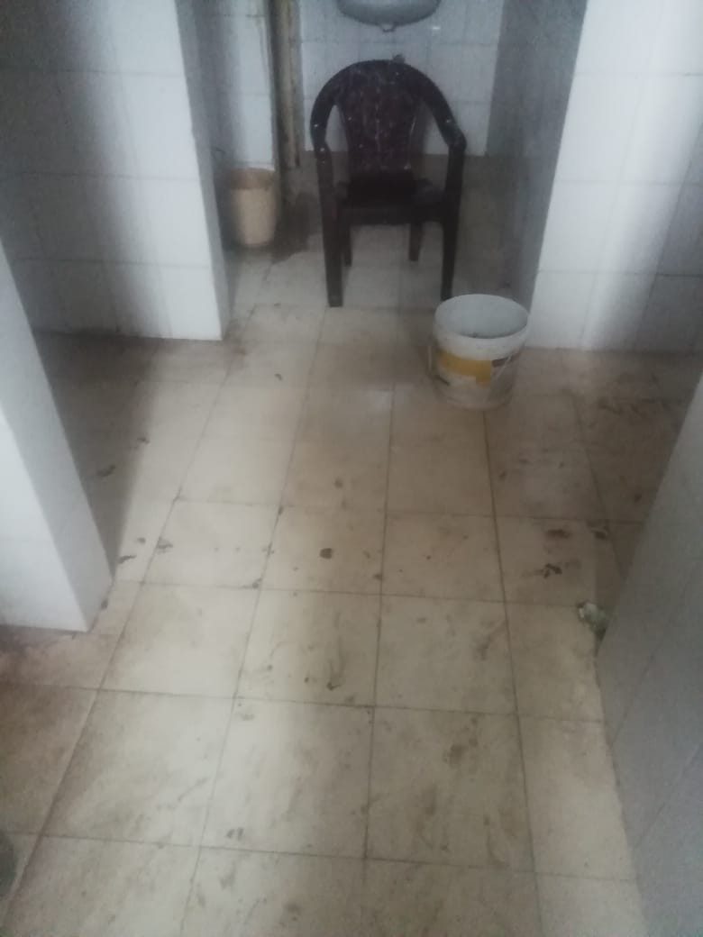 Shubham9J5's tweet photo. ये हालात लक्ष्मणगढ के कॉरोना क्वारंटाईन सेन्टर की जहाँ मेरे पिता श्री राकेश कुमार जैन, बड़ौदामेव निवासी जिला अलवर,301001 को खांसी के कारण कल दोपहर एक बजे  क्वारंटाइन किया गया.

@narendramodi @ashokgehlot51 @DrKirodilalBJP @byadavbjp @kcvenugopalmp @NeerajDangiINC @PManmohansingh https://t.co/Volln2UkmQ