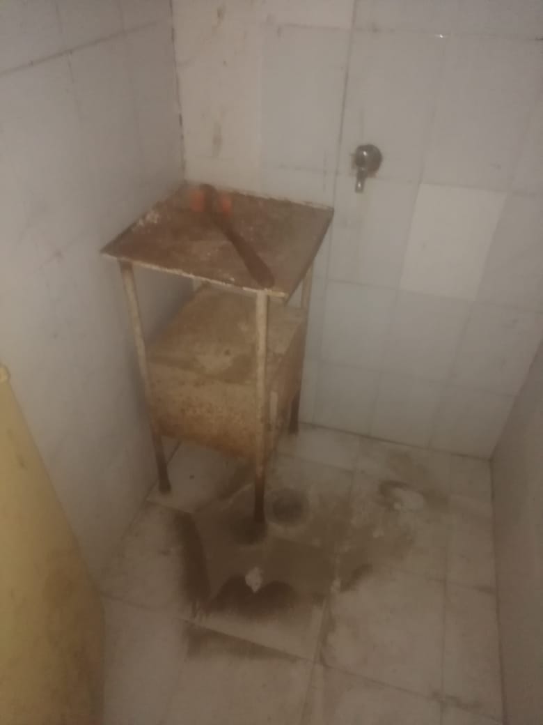 Shubham9J5's tweet photo. ये हालात लक्ष्मणगढ के कॉरोना क्वारंटाईन सेन्टर की जहाँ मेरे पिता श्री राकेश कुमार जैन, बड़ौदामेव निवासी जिला अलवर,301001 को खांसी के कारण कल दोपहर एक बजे  क्वारंटाइन किया गया.

@narendramodi @ashokgehlot51 @DrKirodilalBJP @byadavbjp @kcvenugopalmp @NeerajDangiINC @PManmohansingh https://t.co/Volln2UkmQ