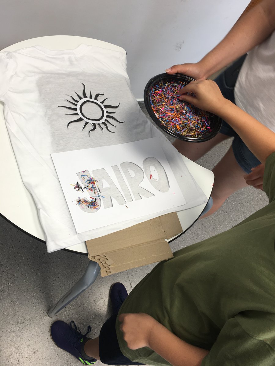 zarajp6's tweet photo. Desde #Kumpania @JOVESOLIDES seguimos trabajando la #creativdad en la escuela de verano. Esta semana hemos creado nuestras propias camisetas a base de ceras.
#BarrioLaComa #InclusiónSocial #educación. https://t.co/cLSoMLMwEi