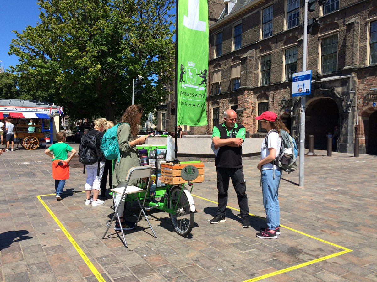 Dit weekend geven onze cityhosts van <a href="/AmbassadevanDH/">AmbassadeVanDenHaag</a> informatie op diverse punten <a href="/DHbinnenstad/">Binnenstad Den Haag</a>  Ook de mensen die de online test op onze site hebben ingevuld kunnen daar hun prijs ophalen! Kom jij ook langs bij het Binnenhof/haringkar, Plein/Lange Poten, Dagelijkse Groenmarkt?