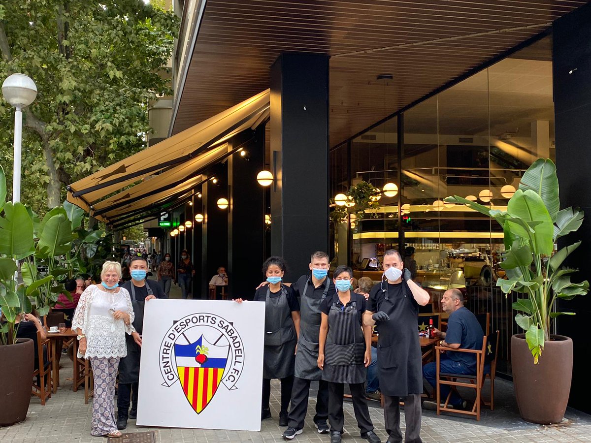CESabadell's tweet photo. 💙 @HotelUrpi, soci patrocinador del @CESabadell ens desitja MOLTA SORT per al Play-Off

👥 Amb un equip de professionals
☀️ Des de la magnífica terrassa de l'Hotel

#AdrenalinaArlequinada | #3PartitsPerUnSomni https://t.co/UttRiGyZI0