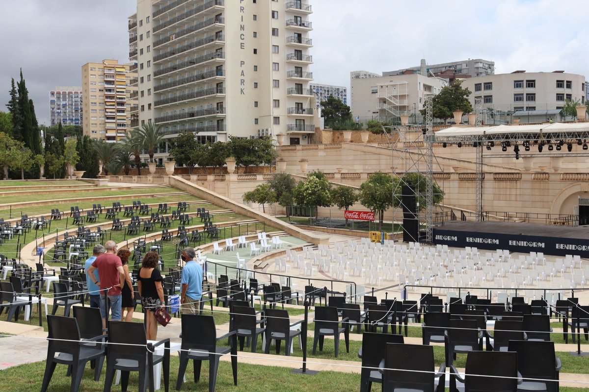 Beninter's tweet image. 🎶 La música retoma las noches de #Benidorm mediante un ciclo de actuaciones al aire libre con aforo limitado. 😉
🎶 Music takes over the nights of Benidorm again with a series of outdoor performances with limited capacity 😉. 

bit.ly/2DSb147
📸 Ayuntamiento de Benidorm