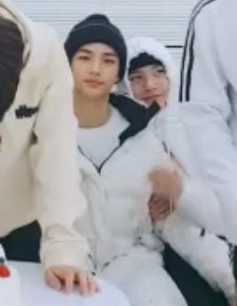 not particularly a hug but this is more of jeongin clinging to hyunjin hehe