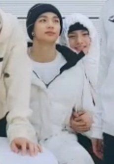 not particularly a hug but this is more of jeongin clinging to hyunjin hehe