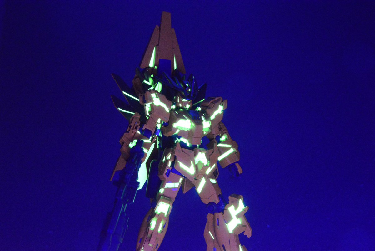 tepepro's tweet photo. せっかく夜光塗料を使うなら、バキバキに光らせた写真で楽しみたいもの。

部屋を真っ暗にし、グレーのバック紙を敷いておき、強めのブラックライトの光を正面から当て、カメラの露出補正を＋2以上にして撮影すると簡単にこんな写真を撮ることができるんです😊 https://t.co/JApkGS5WcL