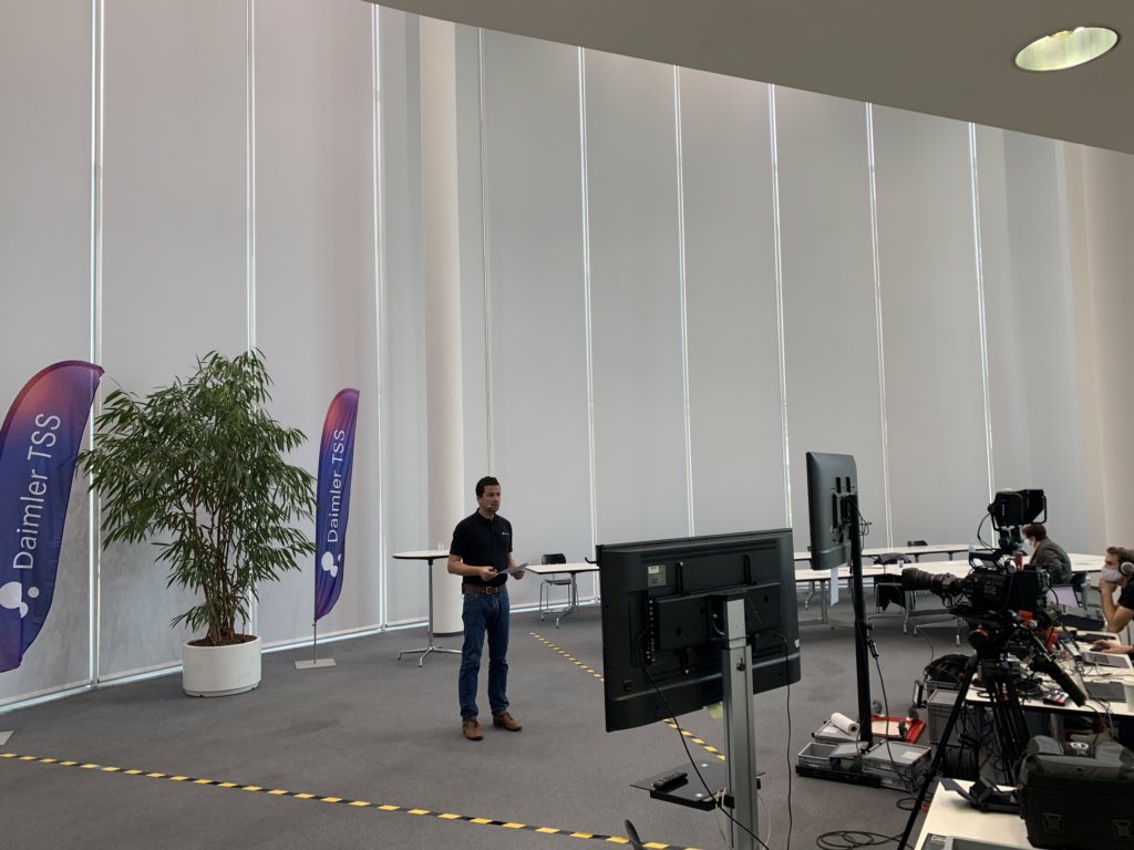 steffenbaeuerle's tweet photo. ... up & running ✊🏻👍🏻 wth our @daimlertss live #webcast ... hope that everything works fine 🤭 and good to have 872 of our #smartcreatives with us here online 2 talk about us!!! @HaselbachM https://t.co/dxRTAl9ENA