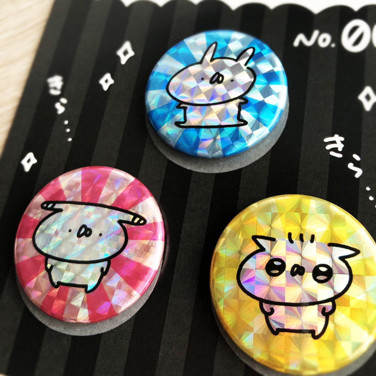 ?裏表紙&ページの中までたのしいノート

?ゆるっと着れば気分UPのわくわくTシャツ

?きらきらホログラムがまぶしい缶バッチ

その他、春グッズの一部再販もございます!どれもステキなこだわりのいっぴんとなっておりますので、ぜひ◎ 