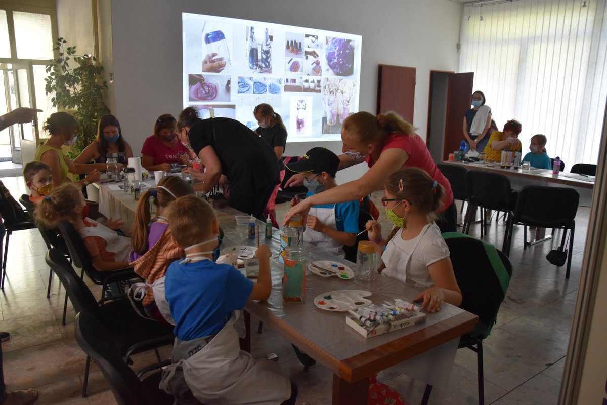 muzeumprievidza's tweet photo. Odkedy človek "prišiel na sklo", odvtedy s ním furt vymýšľa nejaké fígle. Ako aj my v stredu...
#sklo #vitraz #malovanesklo #mramor #kamenarstvo #regionalnemuzeum #hornaNitra #letneprazdniny #tvorivedielne #muzejnezbierky #fondetnologie #fondhistorie #Prazdninovestredyvmuzeu https://t.co/GiFJK5MBrd