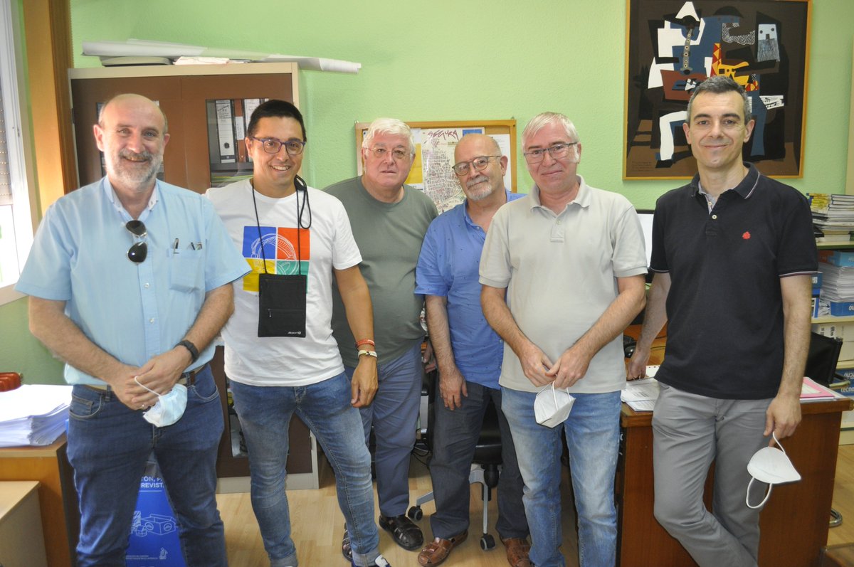 Llegó el momento del relevo. Fijaos qué contentos están los tres que se van, y cómo ya están trabajando los tres nuevos miembros del nuevo equipo directivo. 
Para el nuevo equipo... toda la suerte del mundo.
Gracias a todos.